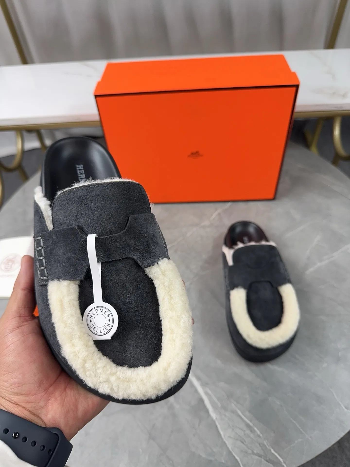 p460🐮🐮HERMES Birkenstock Mules🍬 Spring and summer really need versatile slippers. They have a casual and high-end feel, and the comfort is also great. The large toe design adds a playful feel, and the slip-on design is convenient and practical to wear. 🌷Upper: original high mercerized cow velvet 🌷Inner lining: wool 🌷Outsole: original TPU water platform + rubber film combination 🌷Number of sizes: women's size 35-40 (40-41 -42 is not returnable) men's size: 38-45 (45 is not returnable)